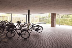 Fietsenrekken en trampoline bij Locatie Lichtenvoordseweg van Sius in Groenlo